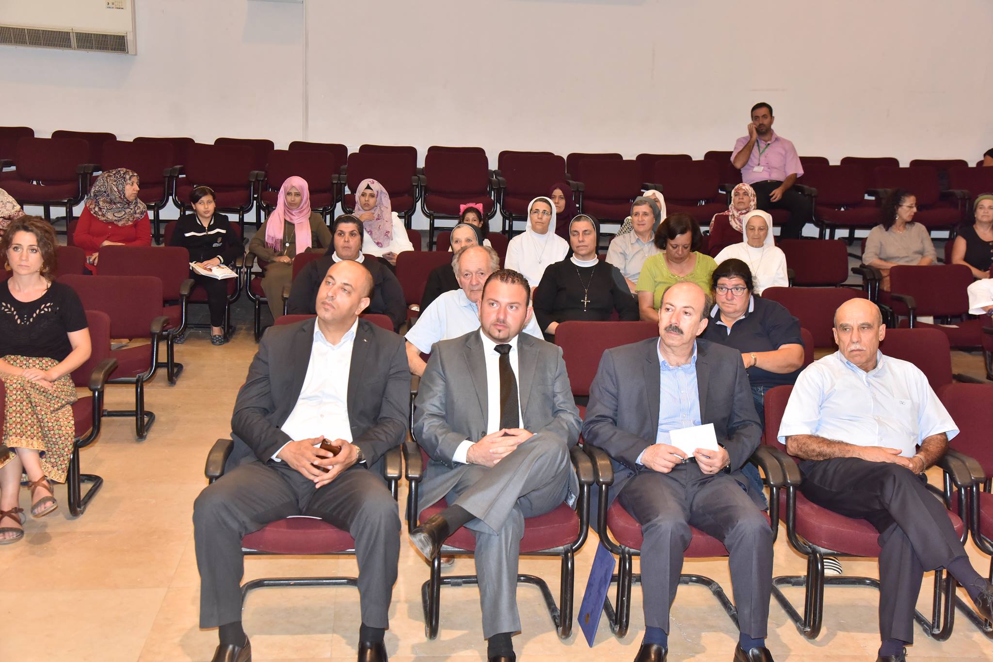 تحت رعاية بلدية بيت لحم يطلق نائب رئيس بلدية بيت لحم حنا حنانيا كتاب "قصة من بلدي"  