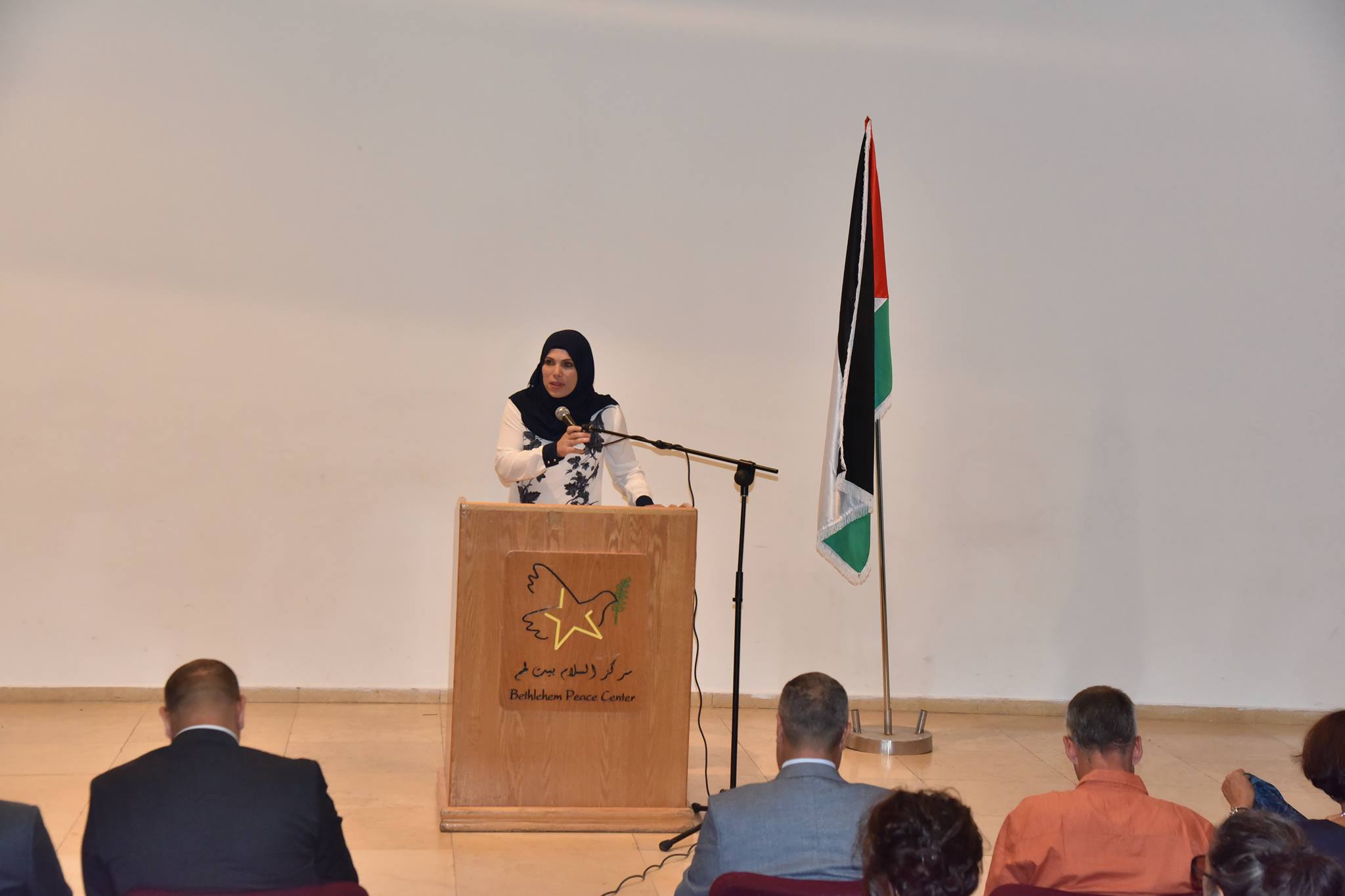 تحت رعاية بلدية بيت لحم يطلق نائب رئيس بلدية بيت لحم حنا حنانيا كتاب "قصة من بلدي"  