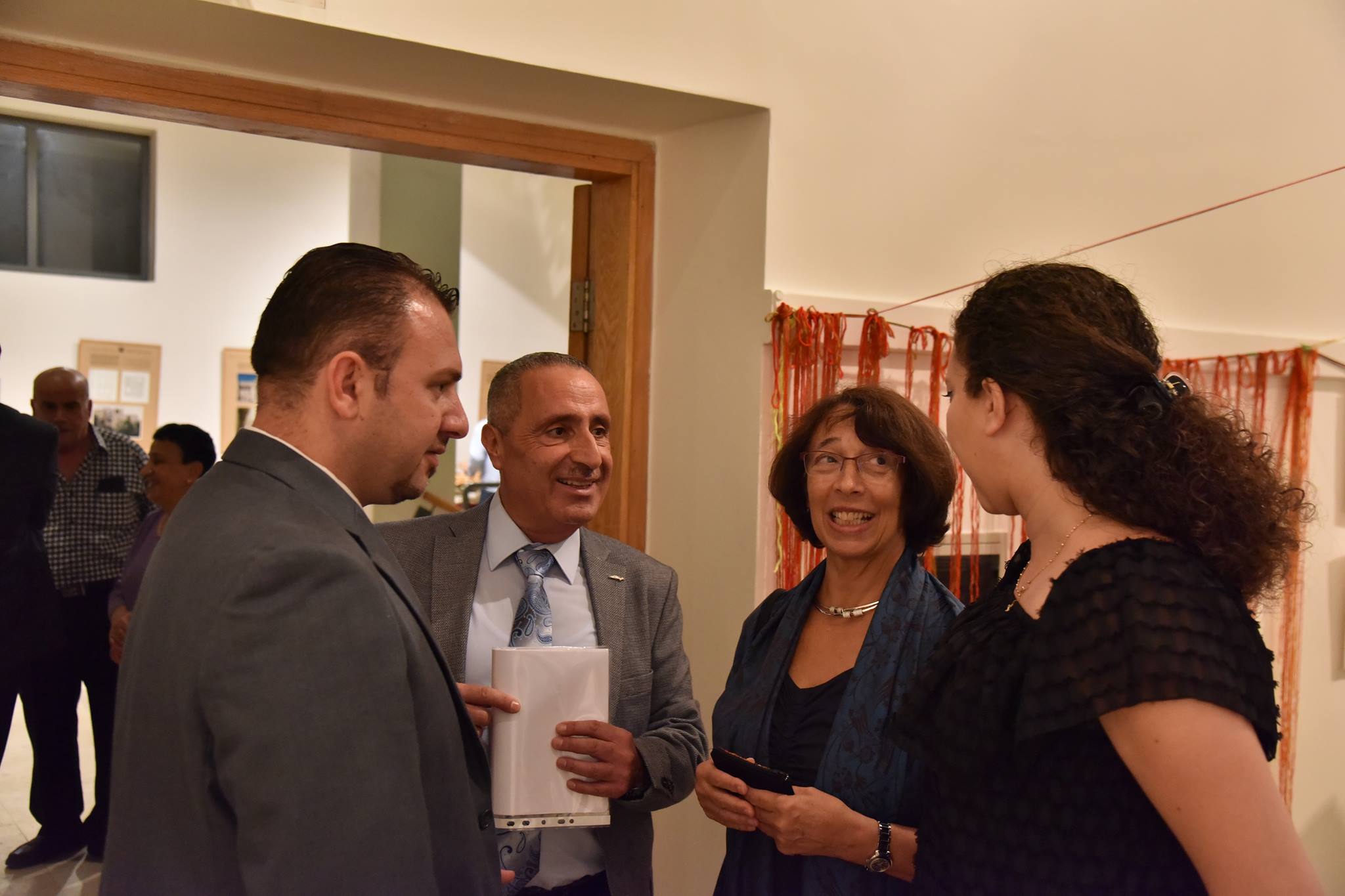 تحت رعاية بلدية بيت لحم يطلق نائب رئيس بلدية بيت لحم حنا حنانيا كتاب "قصة من بلدي"  