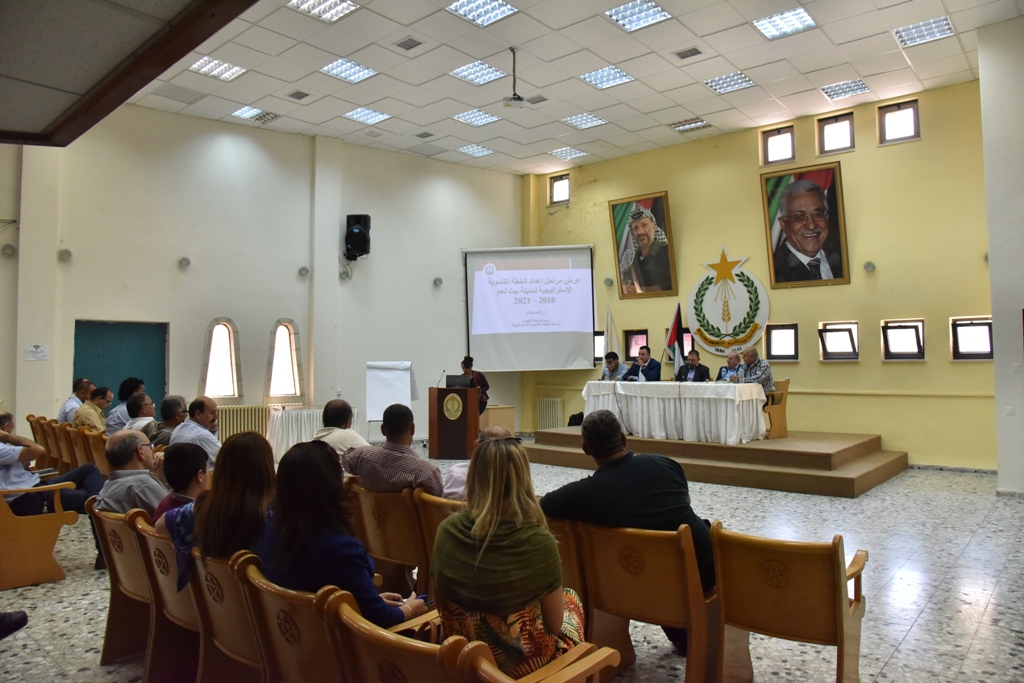 لجنة التخطيط الإستراتيجي تعقد ورشة عمل لجميع مدراء الدوائر ورؤساء الأقسام بهدف استعراض مراحل اعداد الخطة التنموية الإستراتيجية لمدينة بيت لحم 2018-2021