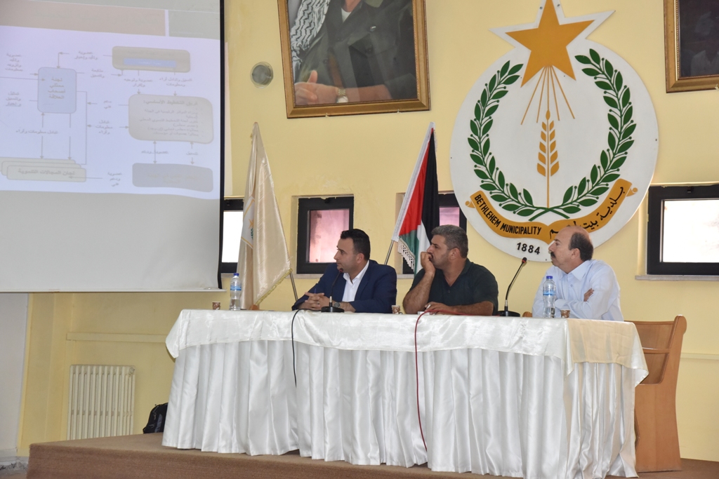 لجنة التخطيط الإستراتيجي تعقد ورشة عمل لجميع مدراء الدوائر ورؤساء الأقسام بهدف استعراض مراحل اعداد الخطة التنموية الإستراتيجية لمدينة بيت لحم 2018-2021