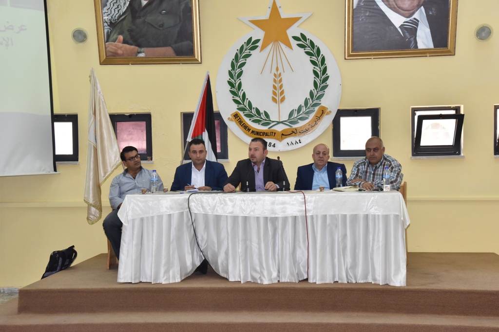 لجنة التخطيط الإستراتيجي تعقد ورشة عمل لجميع مدراء الدوائر ورؤساء الأقسام بهدف استعراض مراحل اعداد الخطة التنموية الإستراتيجية لمدينة بيت لحم 2018-2021