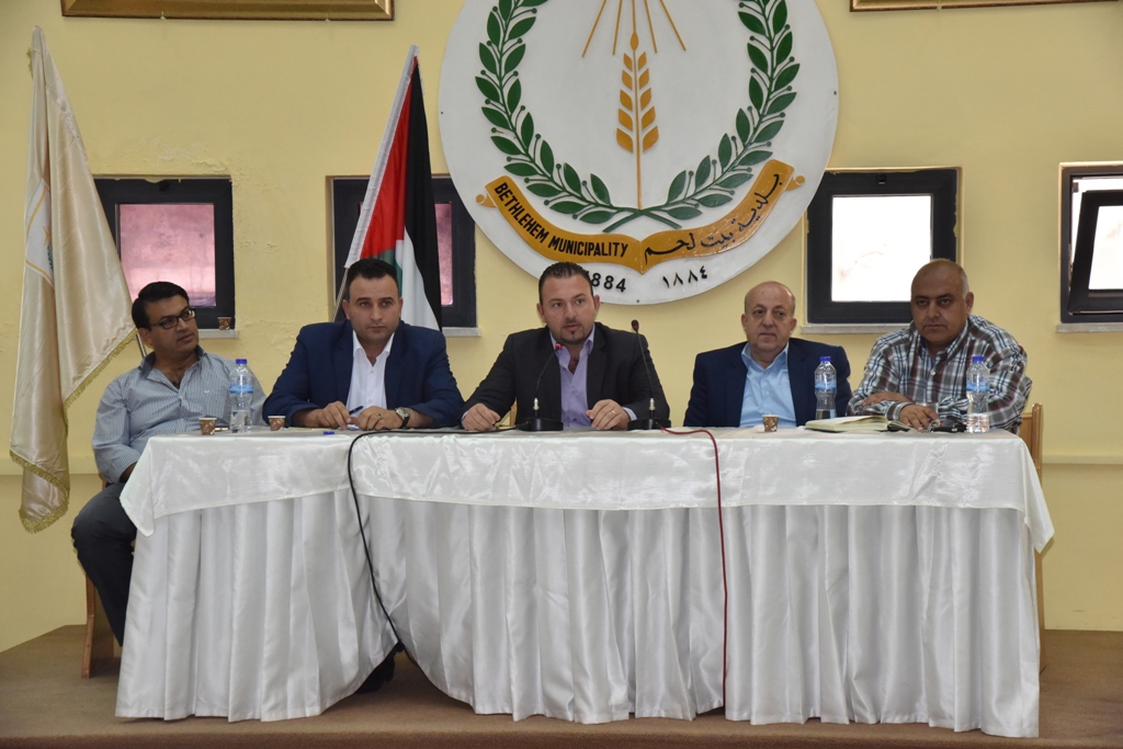 لجنة التخطيط الإستراتيجي تعقد ورشة عمل لجميع مدراء الدوائر ورؤساء الأقسام بهدف استعراض مراحل اعداد الخطة التنموية الإستراتيجية لمدينة بيت لحم 2018-2021