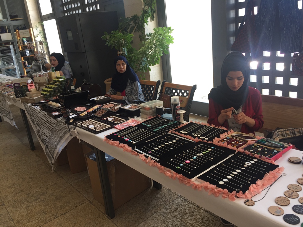 بالتعاون مع بلدية بيت لحم معرض للمنتجات التراثية الفلسطينية في مركز السلام