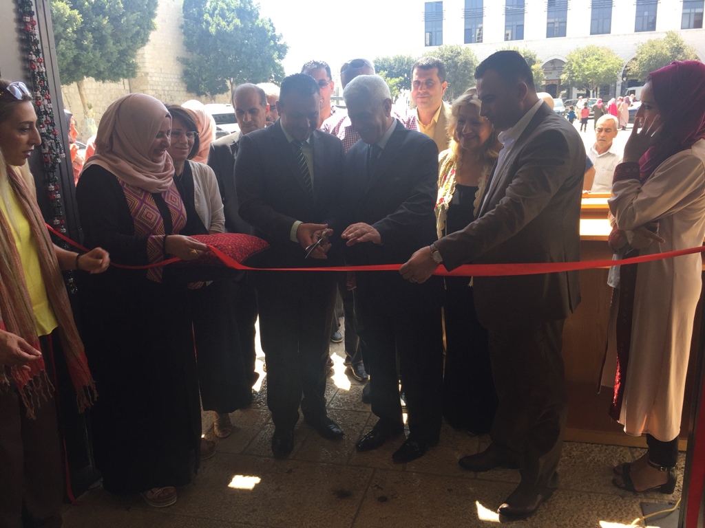 بالتعاون مع بلدية بيت لحم معرض للمنتجات التراثية الفلسطينية في مركز السلام