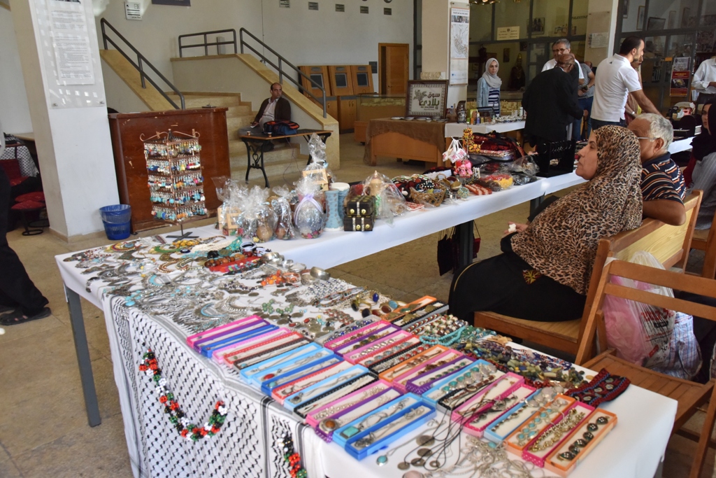 بالتعاون مع بلدية بيت لحم معرض للمنتجات التراثية الفلسطينية في مركز السلام