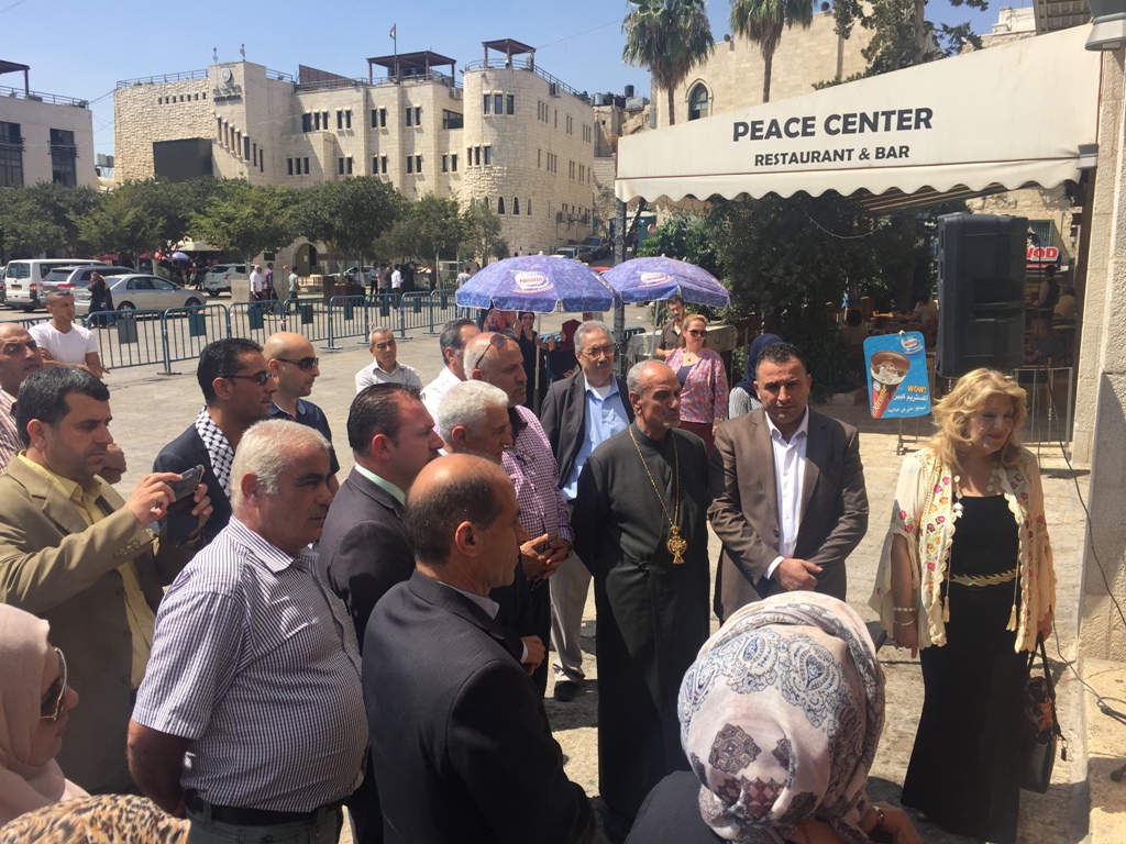 بالتعاون مع بلدية بيت لحم معرض للمنتجات التراثية الفلسطينية في مركز السلام