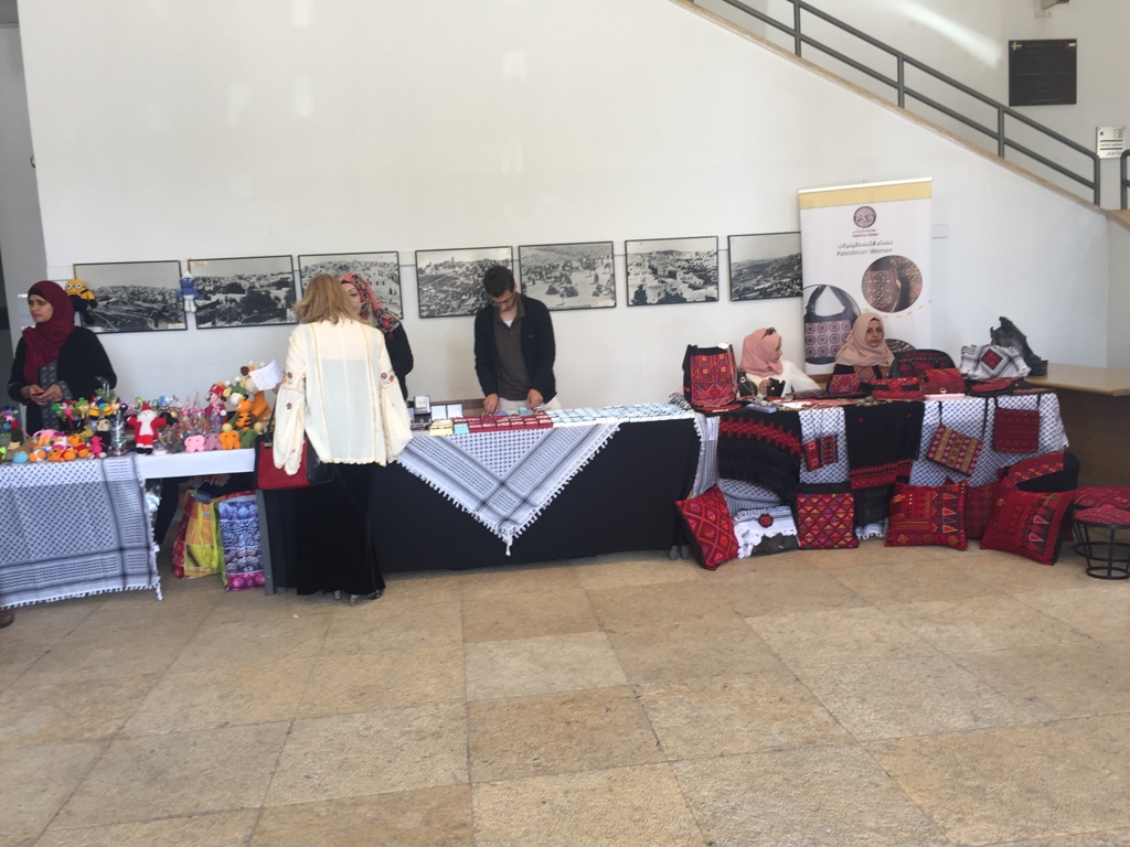 بالتعاون مع بلدية بيت لحم معرض للمنتجات التراثية الفلسطينية في مركز السلام