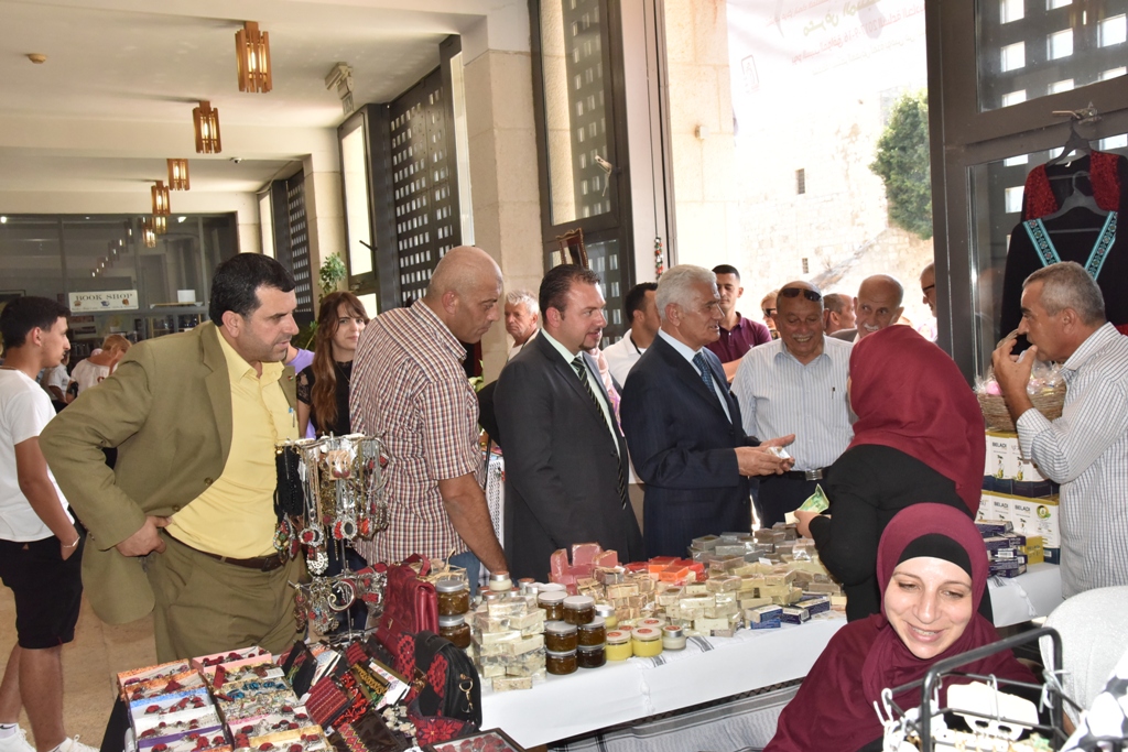 بالتعاون مع بلدية بيت لحم معرض للمنتجات التراثية الفلسطينية في مركز السلام
