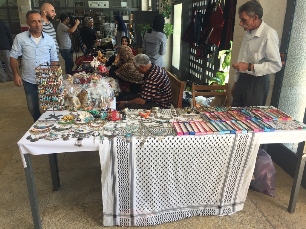 بالتعاون مع بلدية بيت لحم معرض للمنتجات التراثية الفلسطينية في مركز السلام