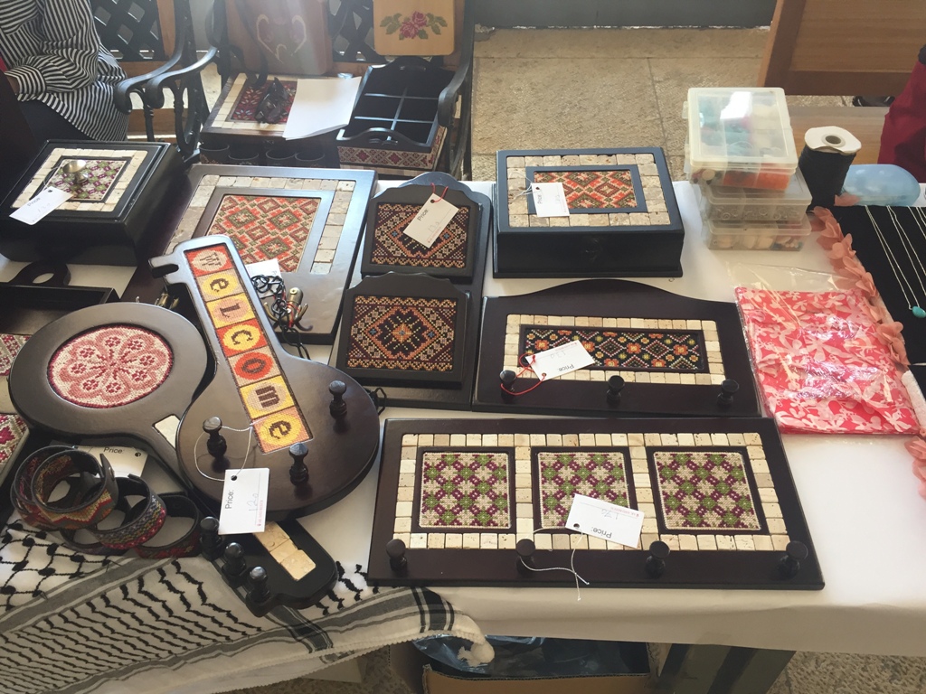 بالتعاون مع بلدية بيت لحم معرض للمنتجات التراثية الفلسطينية في مركز السلام