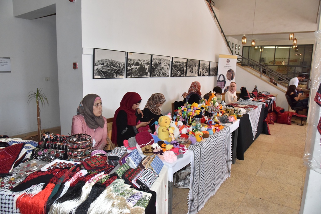 بالتعاون مع بلدية بيت لحم معرض للمنتجات التراثية الفلسطينية في مركز السلام
