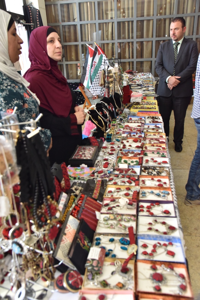 بالتعاون مع بلدية بيت لحم معرض للمنتجات التراثية الفلسطينية في مركز السلام