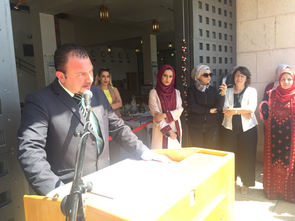 بالتعاون مع بلدية بيت لحم معرض للمنتجات التراثية الفلسطينية في مركز السلام