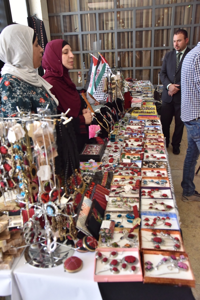 بالتعاون مع بلدية بيت لحم معرض للمنتجات التراثية الفلسطينية في مركز السلام