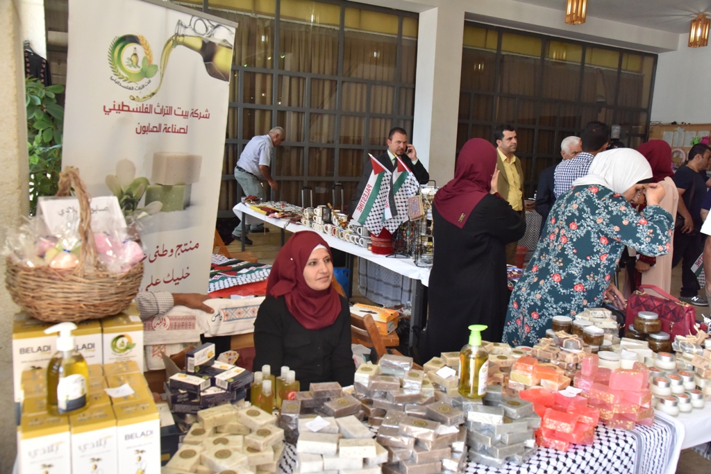 بالتعاون مع بلدية بيت لحم معرض للمنتجات التراثية الفلسطينية في مركز السلام