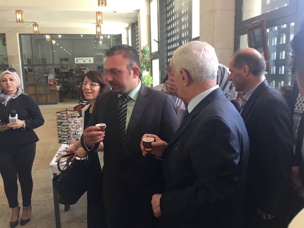 بالتعاون مع بلدية بيت لحم معرض للمنتجات التراثية الفلسطينية في مركز السلام