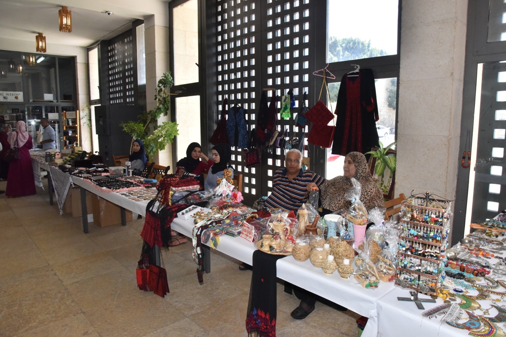 بالتعاون مع بلدية بيت لحم معرض للمنتجات التراثية الفلسطينية في مركز السلام