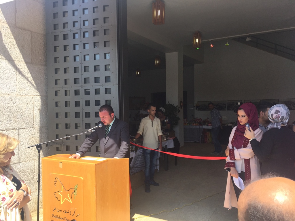بالتعاون مع بلدية بيت لحم معرض للمنتجات التراثية الفلسطينية في مركز السلام