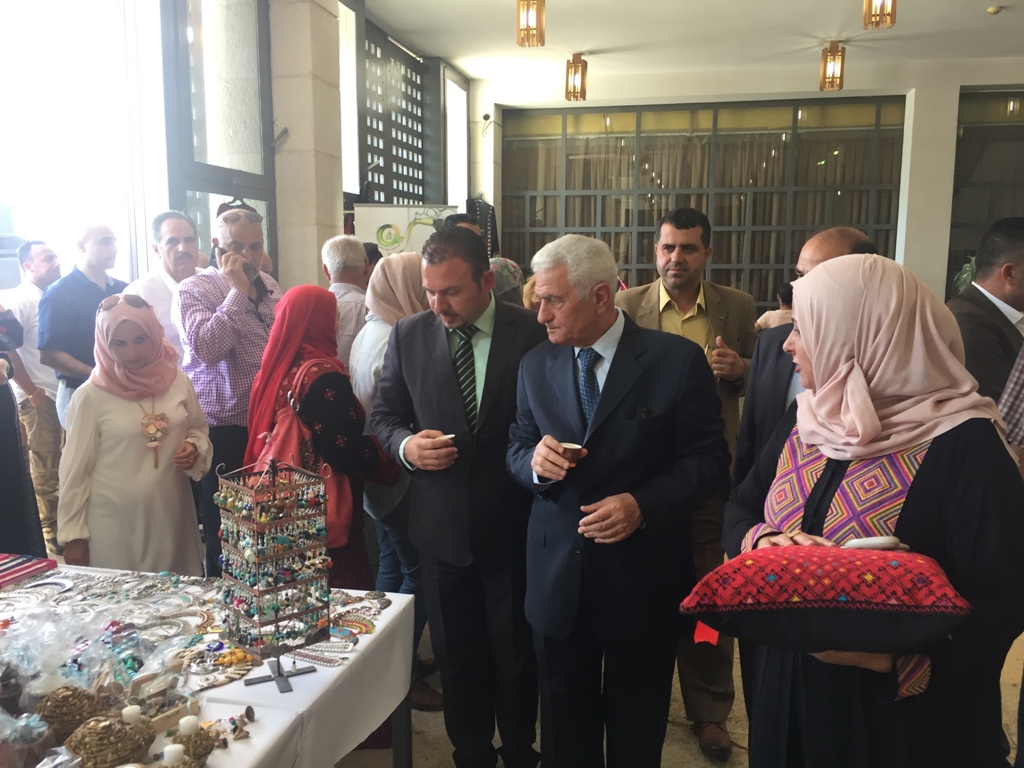 بالتعاون مع بلدية بيت لحم معرض للمنتجات التراثية الفلسطينية في مركز السلام