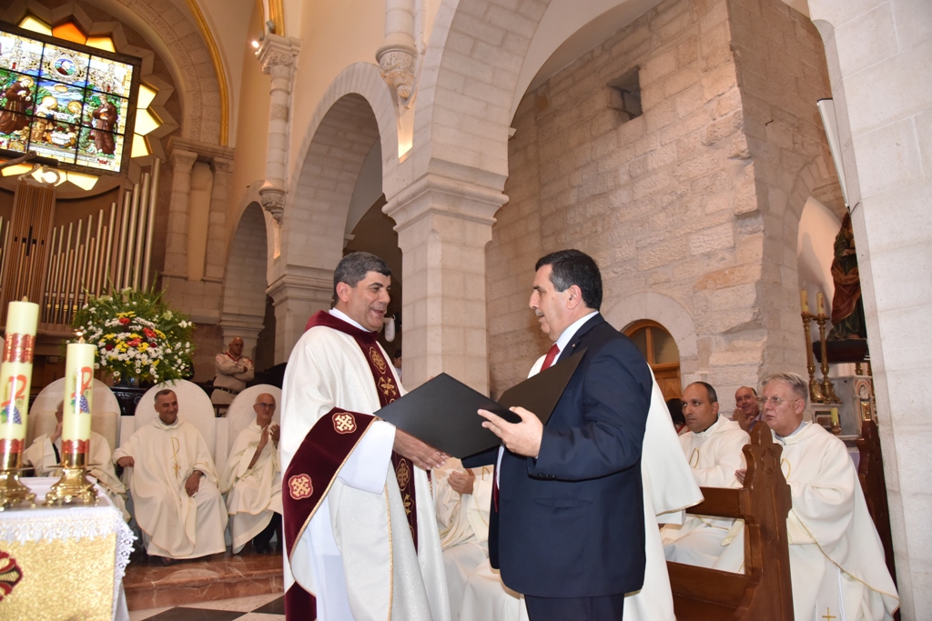 سلمان يمنح الاب فلتس مواطنة الشرف لمدينة بيت لحم في احتفال اليوبيل الفضي لرسامته الكهنوتية 