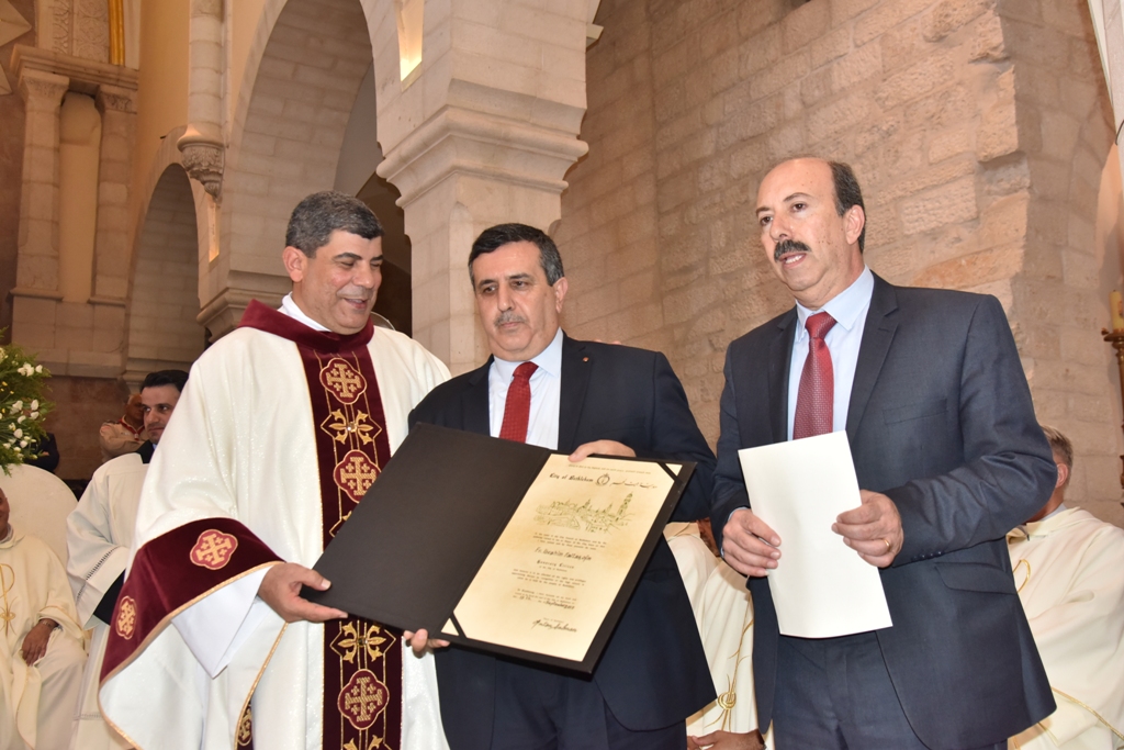 سلمان يمنح الاب فلتس مواطنة الشرف لمدينة بيت لحم في احتفال اليوبيل الفضي لرسامته الكهنوتية 