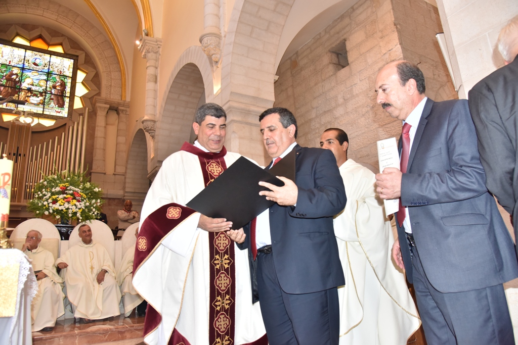 سلمان يمنح الاب فلتس مواطنة الشرف لمدينة بيت لحم في احتفال اليوبيل الفضي لرسامته الكهنوتية 