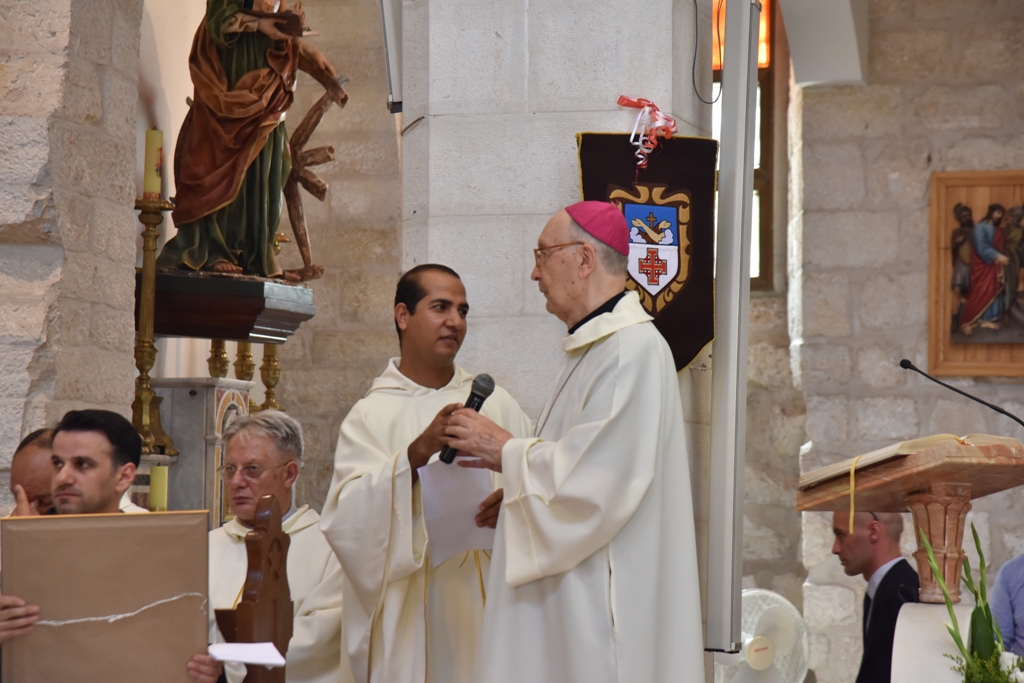 سلمان يمنح الاب فلتس مواطنة الشرف لمدينة بيت لحم في احتفال اليوبيل الفضي لرسامته الكهنوتية 