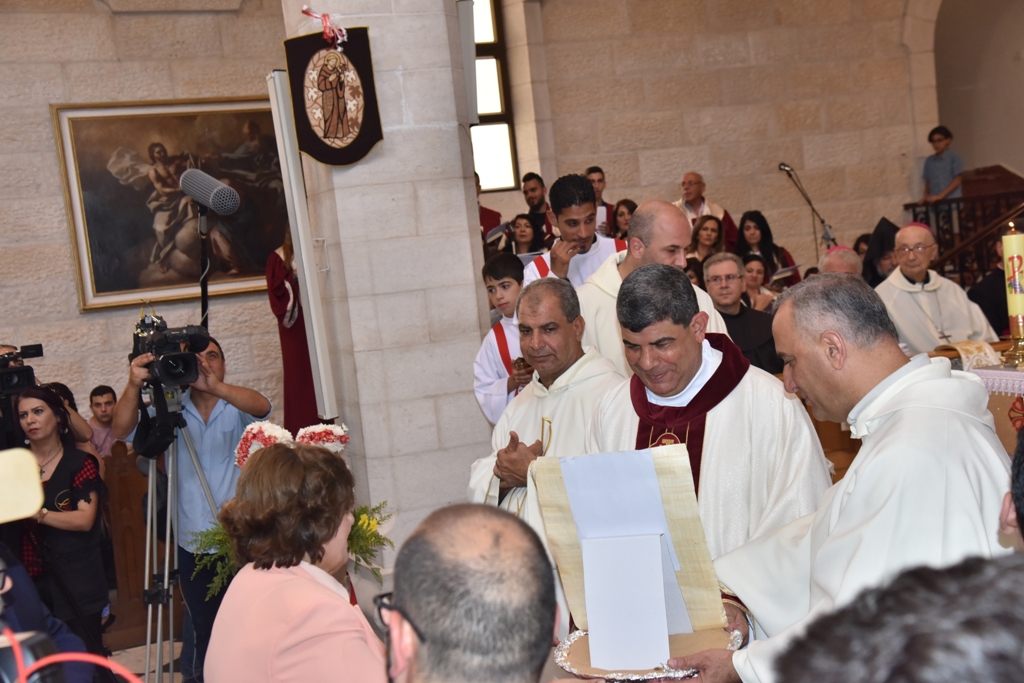 سلمان يمنح الاب فلتس مواطنة الشرف لمدينة بيت لحم في احتفال اليوبيل الفضي لرسامته الكهنوتية 