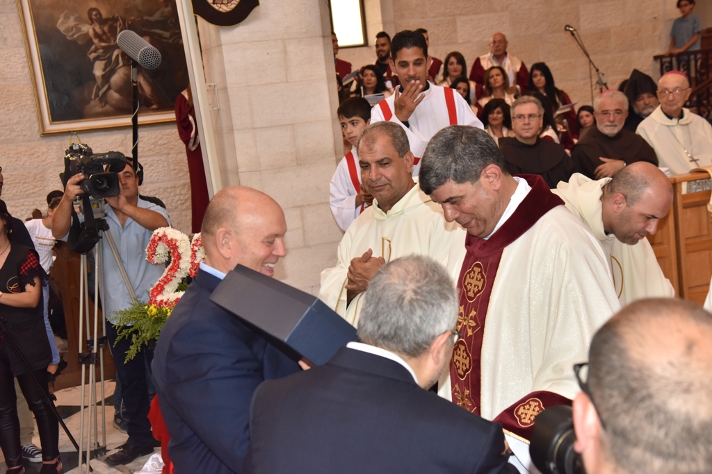 سلمان يمنح الاب فلتس مواطنة الشرف لمدينة بيت لحم في احتفال اليوبيل الفضي لرسامته الكهنوتية 