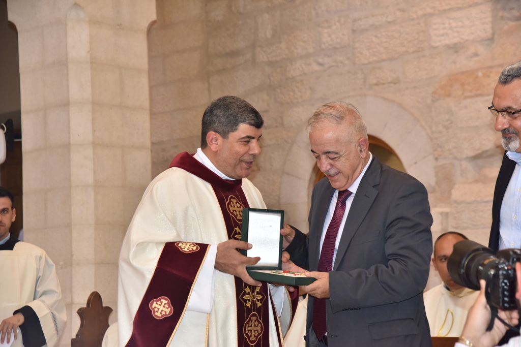 سلمان يمنح الاب فلتس مواطنة الشرف لمدينة بيت لحم في احتفال اليوبيل الفضي لرسامته الكهنوتية 