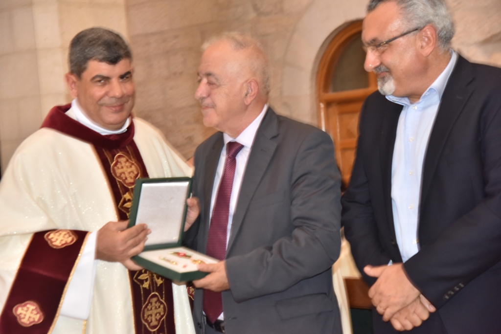 سلمان يمنح الاب فلتس مواطنة الشرف لمدينة بيت لحم في احتفال اليوبيل الفضي لرسامته الكهنوتية 