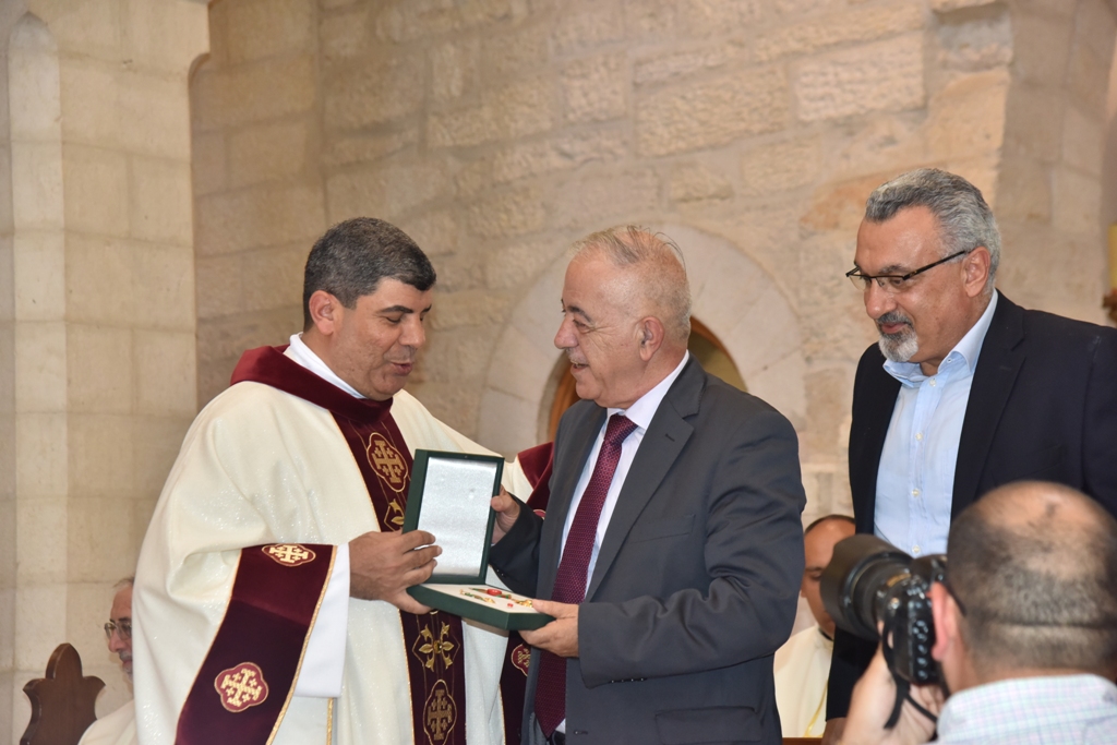 سلمان يمنح الاب فلتس مواطنة الشرف لمدينة بيت لحم في احتفال اليوبيل الفضي لرسامته الكهنوتية 