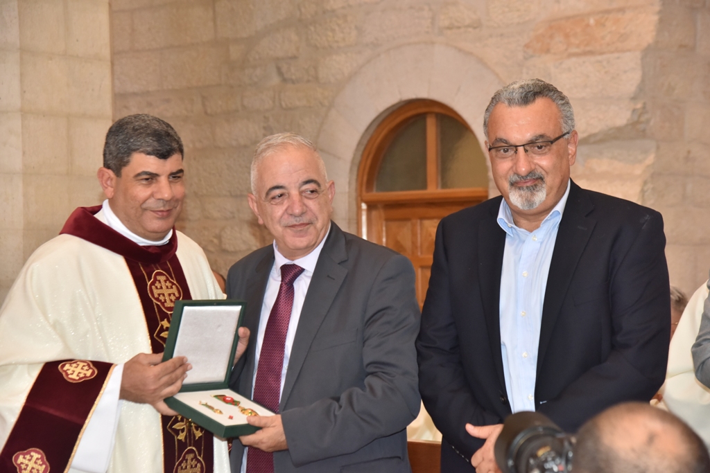 سلمان يمنح الاب فلتس مواطنة الشرف لمدينة بيت لحم في احتفال اليوبيل الفضي لرسامته الكهنوتية 