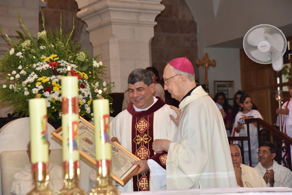 سلمان يمنح الاب فلتس مواطنة الشرف لمدينة بيت لحم في احتفال اليوبيل الفضي لرسامته الكهنوتية 