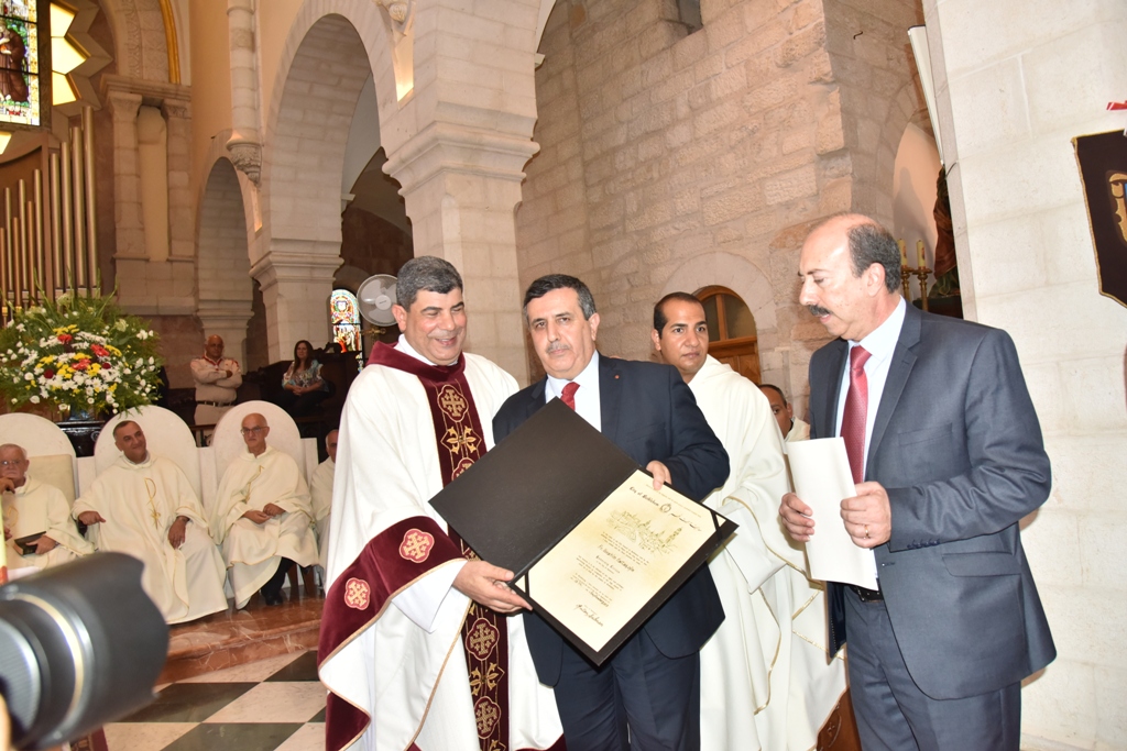 سلمان يمنح الاب فلتس مواطنة الشرف لمدينة بيت لحم في احتفال اليوبيل الفضي لرسامته الكهنوتية 