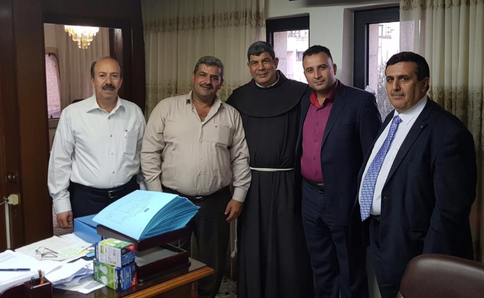 ثمن منحه شهادة مواطنة شرف مدينة بيت لحم رئيس وأعضاء مجلس بلدية بيت لحم يستقبلون مستشار حراسة الأراضة المقدسة 