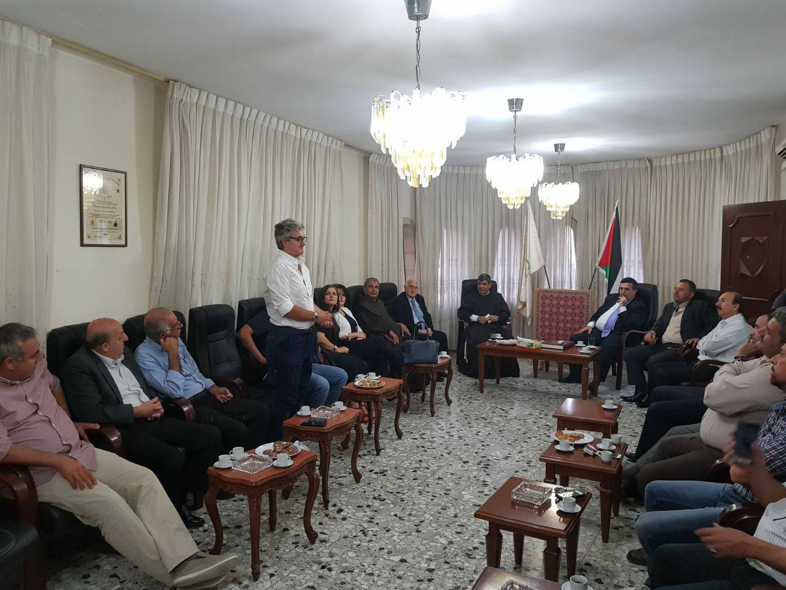 ثمن منحه شهادة مواطنة شرف مدينة بيت لحم رئيس وأعضاء مجلس بلدية بيت لحم يستقبلون مستشار حراسة الأراضة المقدسة 