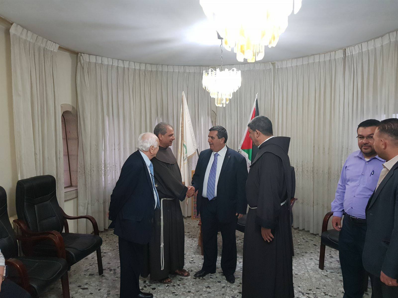 ثمن منحه شهادة مواطنة شرف مدينة بيت لحم رئيس وأعضاء مجلس بلدية بيت لحم يستقبلون مستشار حراسة الأراضة المقدسة 