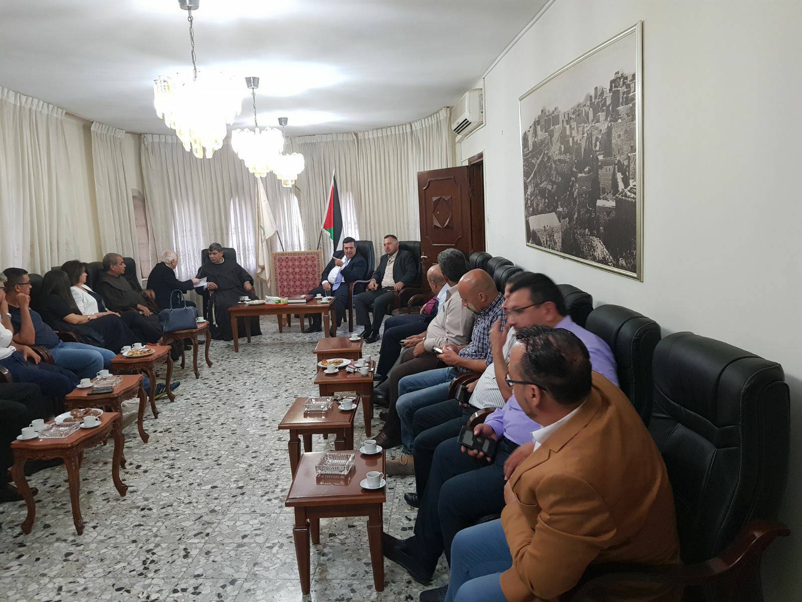 ثمن منحه شهادة مواطنة شرف مدينة بيت لحم رئيس وأعضاء مجلس بلدية بيت لحم يستقبلون مستشار حراسة الأراضة المقدسة 