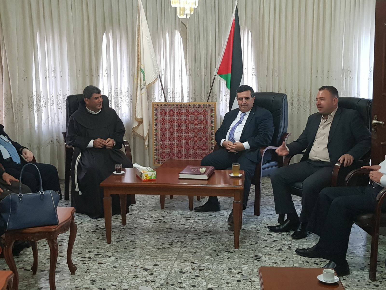 ثمن منحه شهادة مواطنة شرف مدينة بيت لحم رئيس وأعضاء مجلس بلدية بيت لحم يستقبلون مستشار حراسة الأراضة المقدسة 