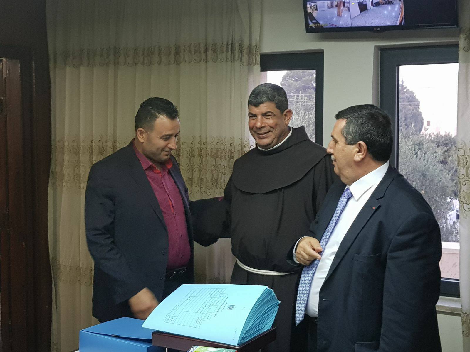 ثمن منحه شهادة مواطنة شرف مدينة بيت لحم رئيس وأعضاء مجلس بلدية بيت لحم يستقبلون مستشار حراسة الأراضة المقدسة 