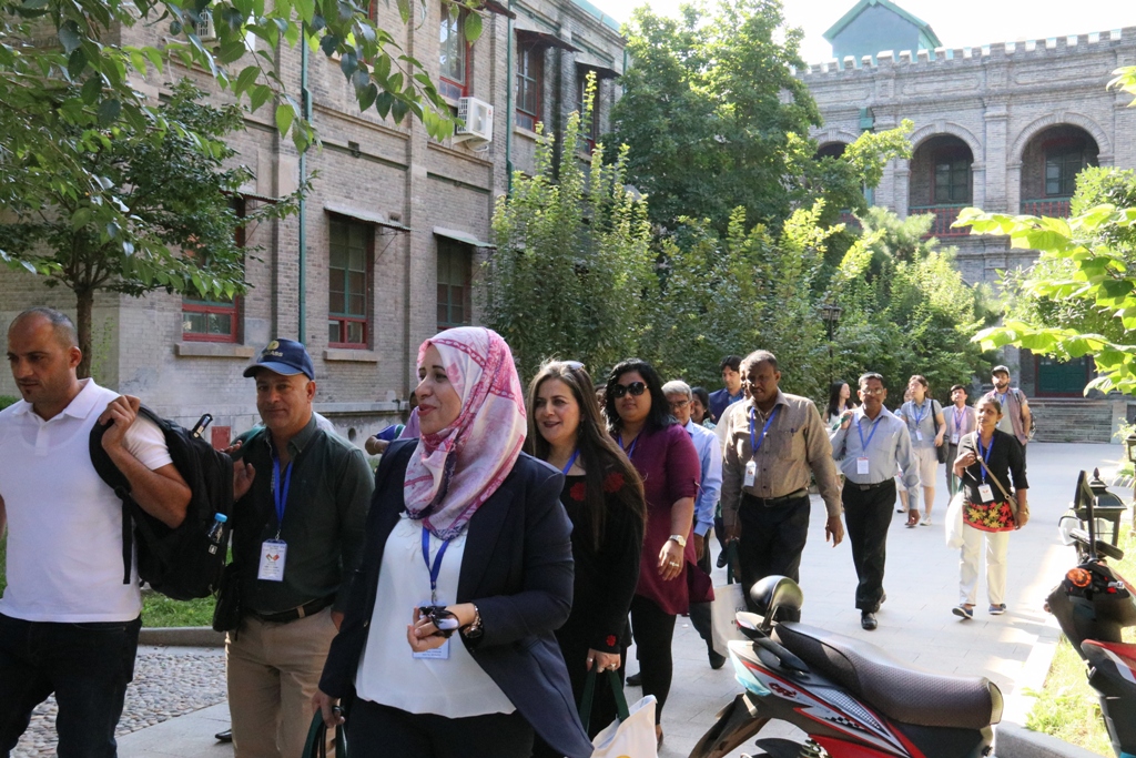 عضو مجلس بلدية بيت لحم شيرين موج تشارك في مؤتمر في الصين حول التعاون والحوكمة 