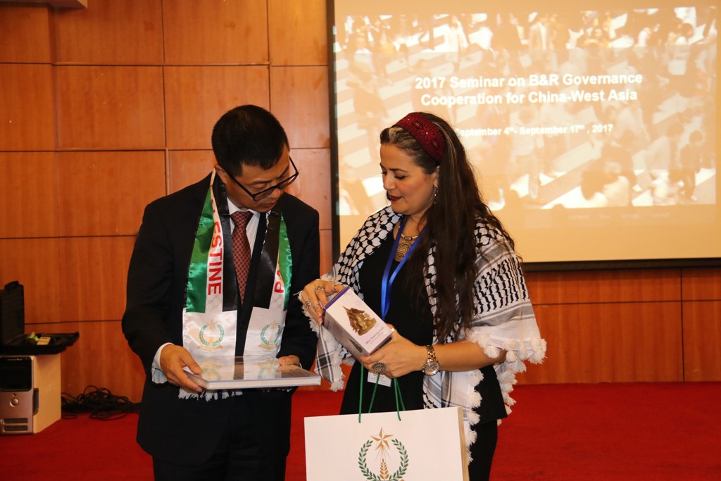 عضو مجلس بلدية بيت لحم شيرين موج تشارك في مؤتمر في الصين حول التعاون والحوكمة 