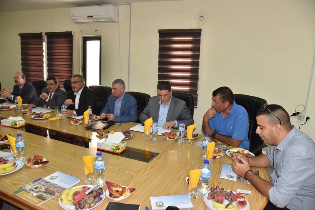   بهدف تسليط الضوء على العديد من القضايا والمشاريع المحورية وسبل الدعم لقاء بين رئيس بلدية بيت لحم والقنصل الفرنسي العام في دار البلدية