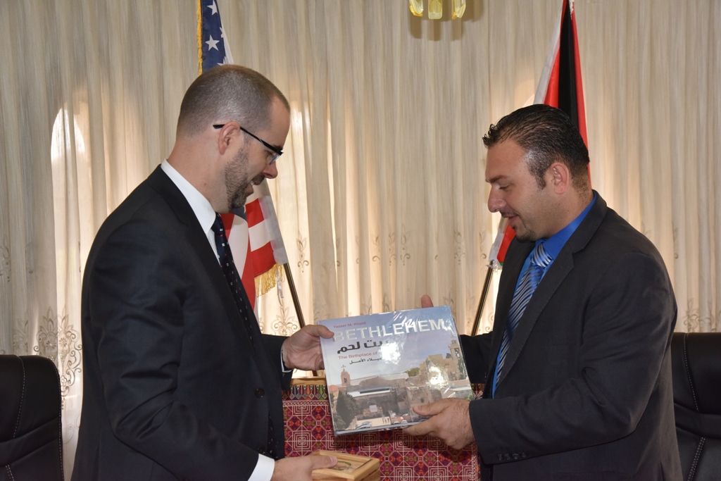 نائب رئيس بلدية بيت لحم يلتقي بالمستشار الخاص في وزارة الخارجية  الأمريكية المكلف بملف الأقليات الدينية في الشرق الأوسط وجنوب ووسط اسيا  