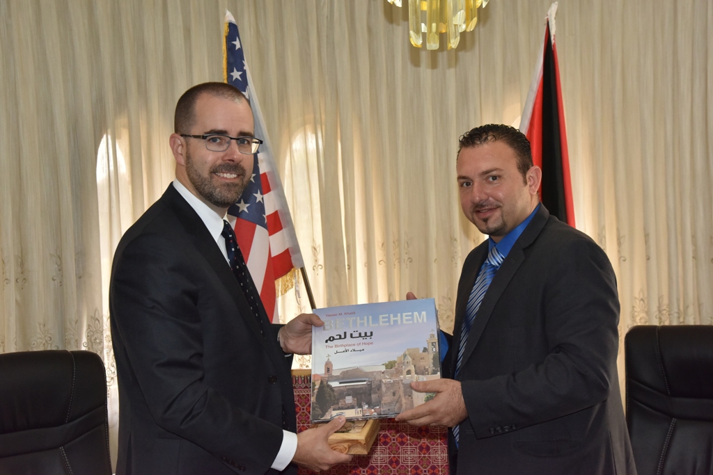 نائب رئيس بلدية بيت لحم يلتقي بالمستشار الخاص في وزارة الخارجية  الأمريكية المكلف بملف الأقليات الدينية في الشرق الأوسط وجنوب ووسط اسيا  