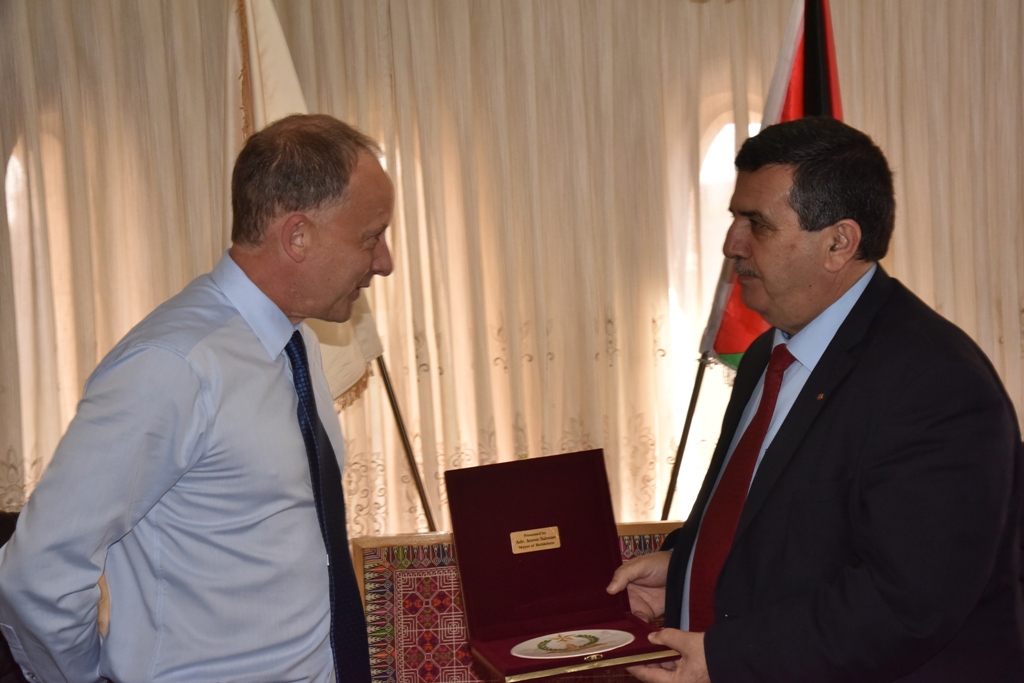 سلمان يستقبل مدير قطاع الديموقراطية والحوكمة في تيترا تيك ويعرض عليه التحديات التي تواجه البلدية 