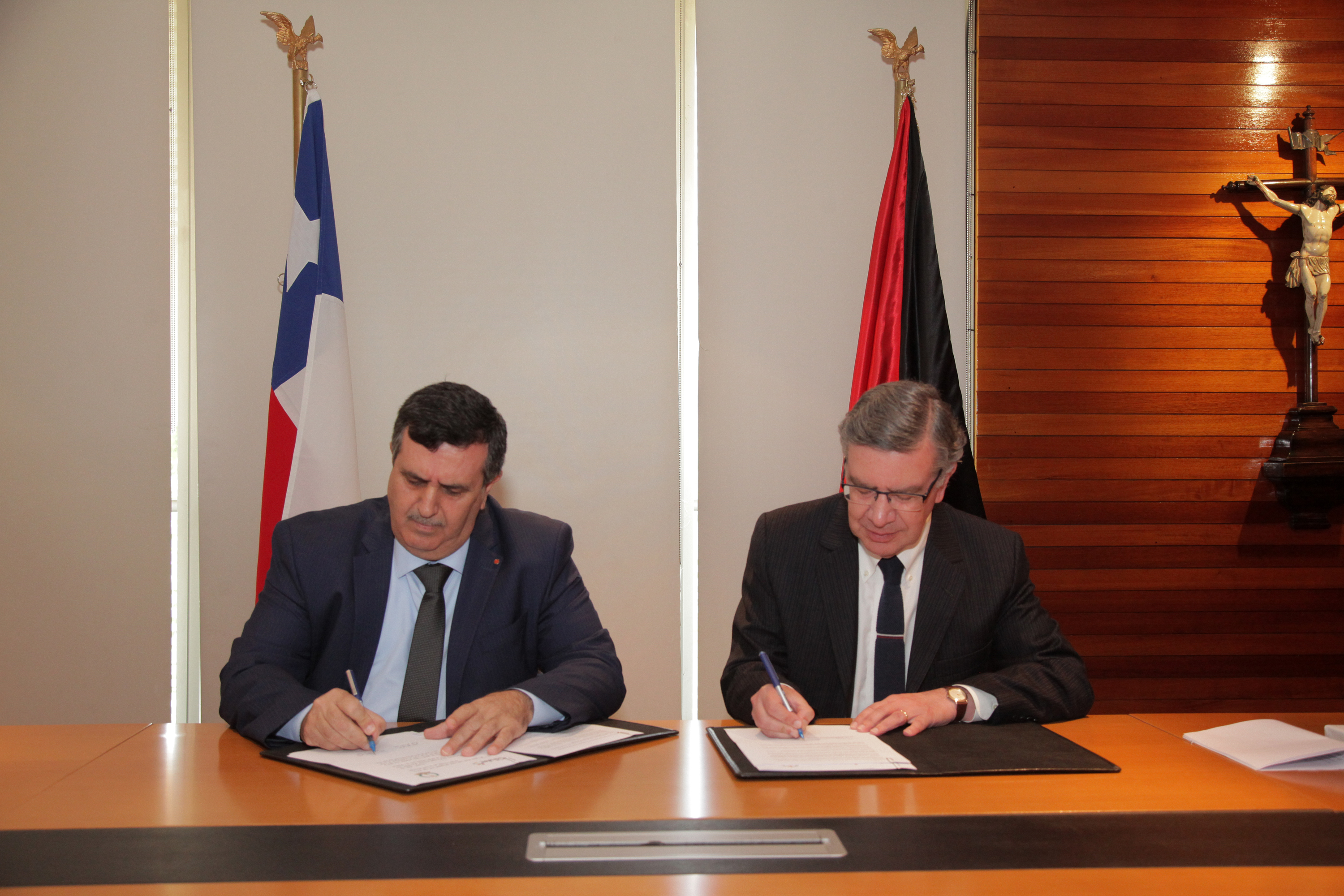 في جولته بجمهورية تشيلي سلمان يشارك في مؤتمر تقاليد ويوقع على اتفاقية توأمة مع لاس كونديس