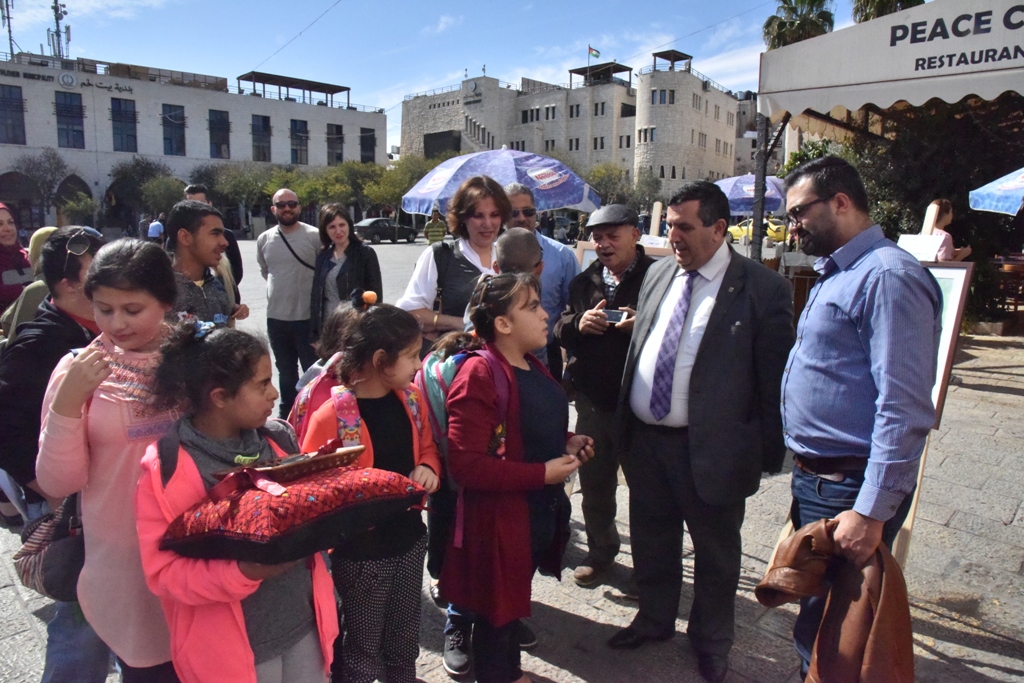 سلمان يشارك في معرض " ع الرصيف " لرسومات الأشخاص ذوي الإعاقة الذهنية  